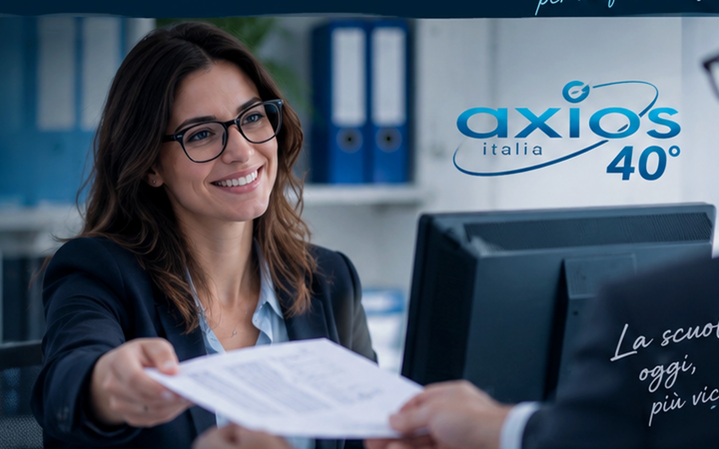 Professionista al lavoro con documenti in ufficio
